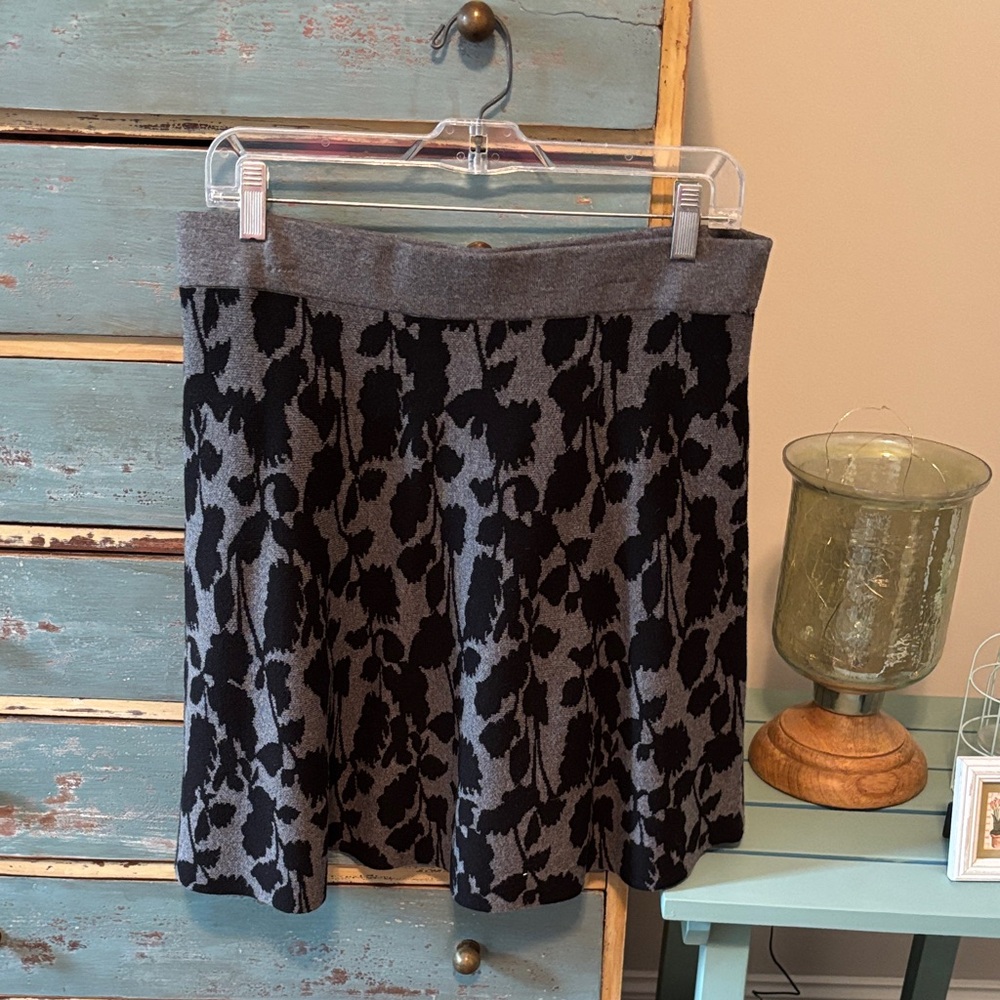 Ann Taylor Gray and Black Patterned Skater Skirt. Sz LP